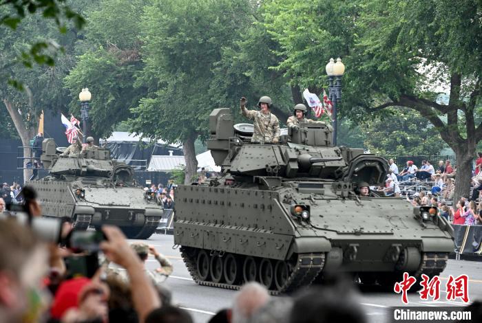 美国纪念陆军成立250周年阅兵仪式在华盛顿举行
